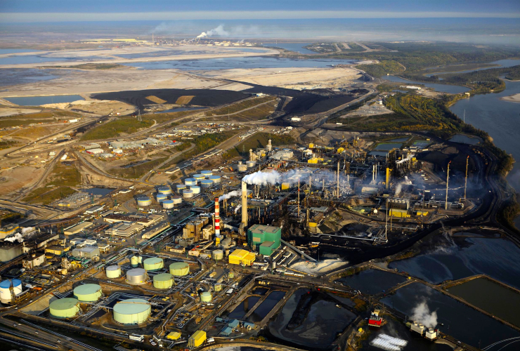 Suncor Oil RefineryThe Suncor Refinery outside of Fort McMurray with the Syncrude Refinery visible in the background.09/24/2009 © Greenpeace / Colin O'Connor