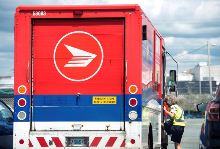 Postal worker, Canada Post, truck, labour dispute