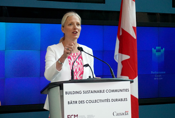 Catherine McKenna, Environment Canada, Federation of Canadian Municipalities