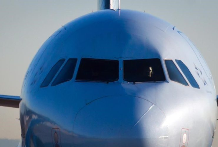 pilot taxis, Air Canada Airbus A320-200, Vancouver International Airport, Richmond, 