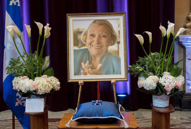  photograph, Lise Payette, memorial service, City Hall, Montreal, 