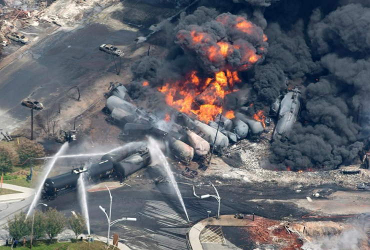 Smoke, railway cars, crude oil, Lac-Mégantic,