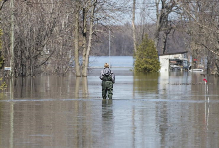 woman, floodwaters, Rigaud, 