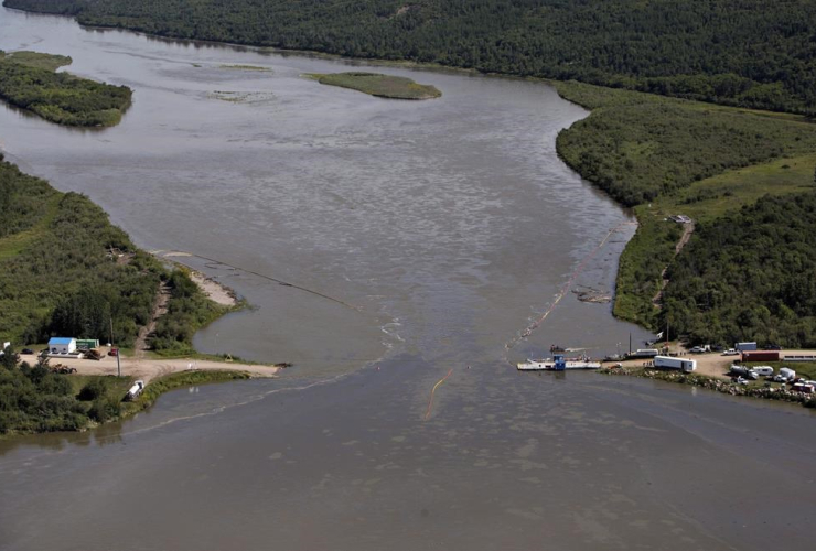 Crews, clean up, oil spill, North Saskatchewan river, Maidstone, Sask.,