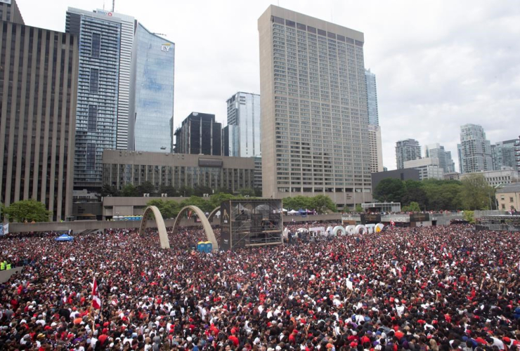 Crowds, Nathan Phillips Square, Toronto Raptors, NBA Championship, Toronto,