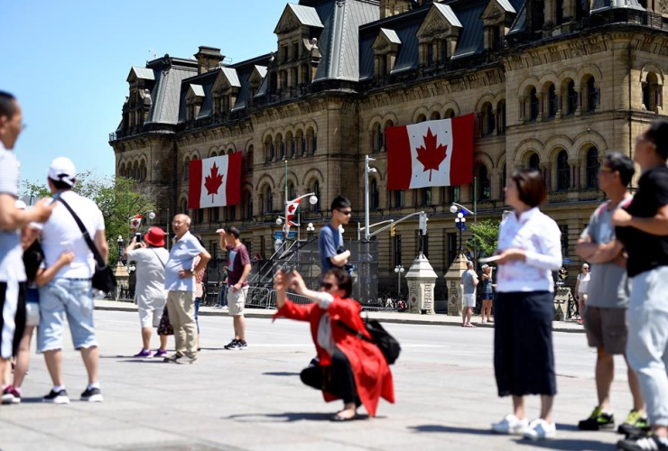 Canadian flags, Office of the Prime Minister and Privy Council, 