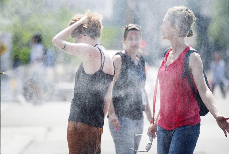 People, misters, heatwave, Montreal, 