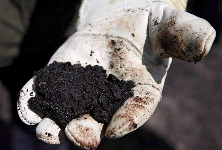 oil worker, raw sand bitumen, Fort McMurray, 