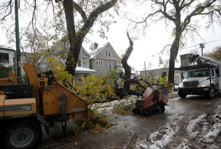 Crews, cleanup, snow storm, Manitoba,