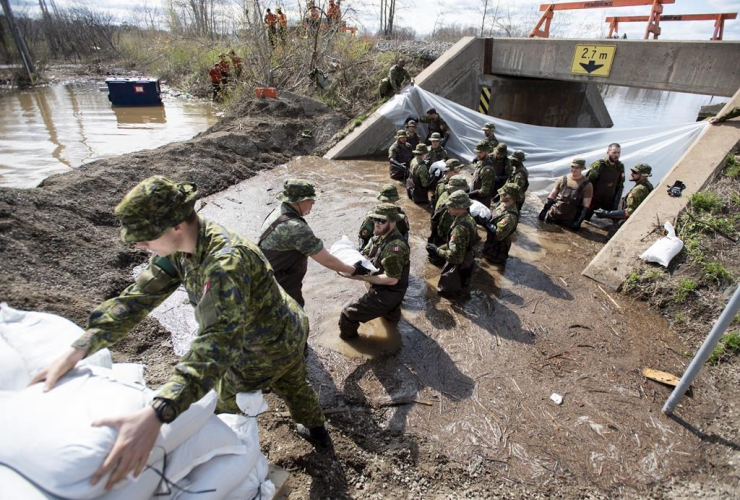 Canadian Forces members, sandbags, underpass, Alexander Street, floodwaters, Pembroke, 