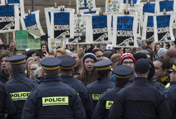 Police, oil pipeline protesters, Parliament Hill, 