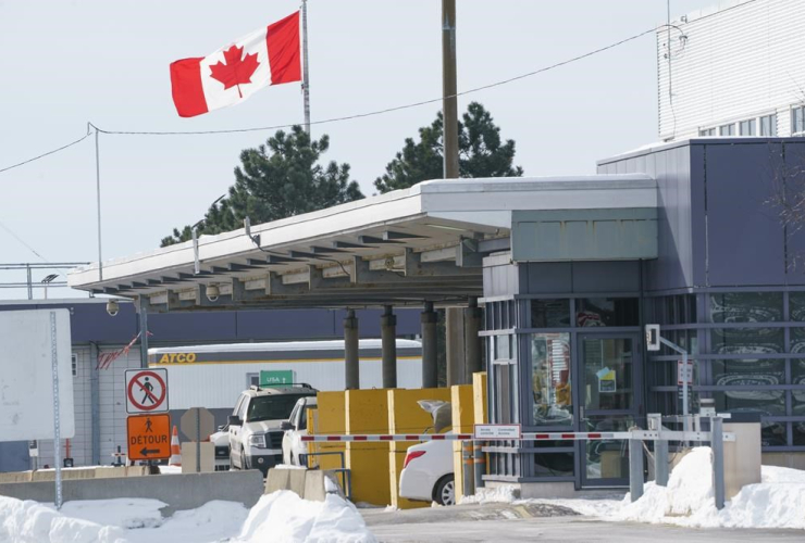 Canadian border crossing, 