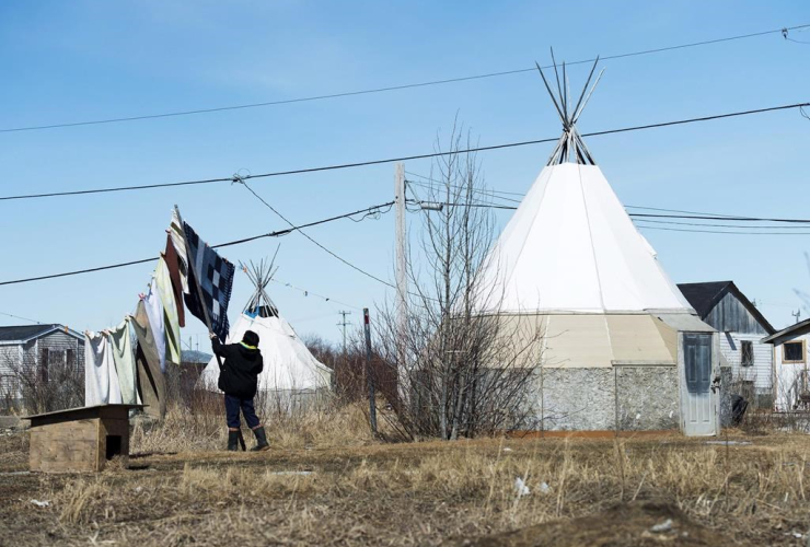 women, laundry, Attawapiskat First Nation,