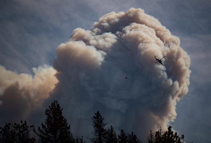 helicopter, water bucket, pyrocumulus cloud, fire cloud, Lytton,