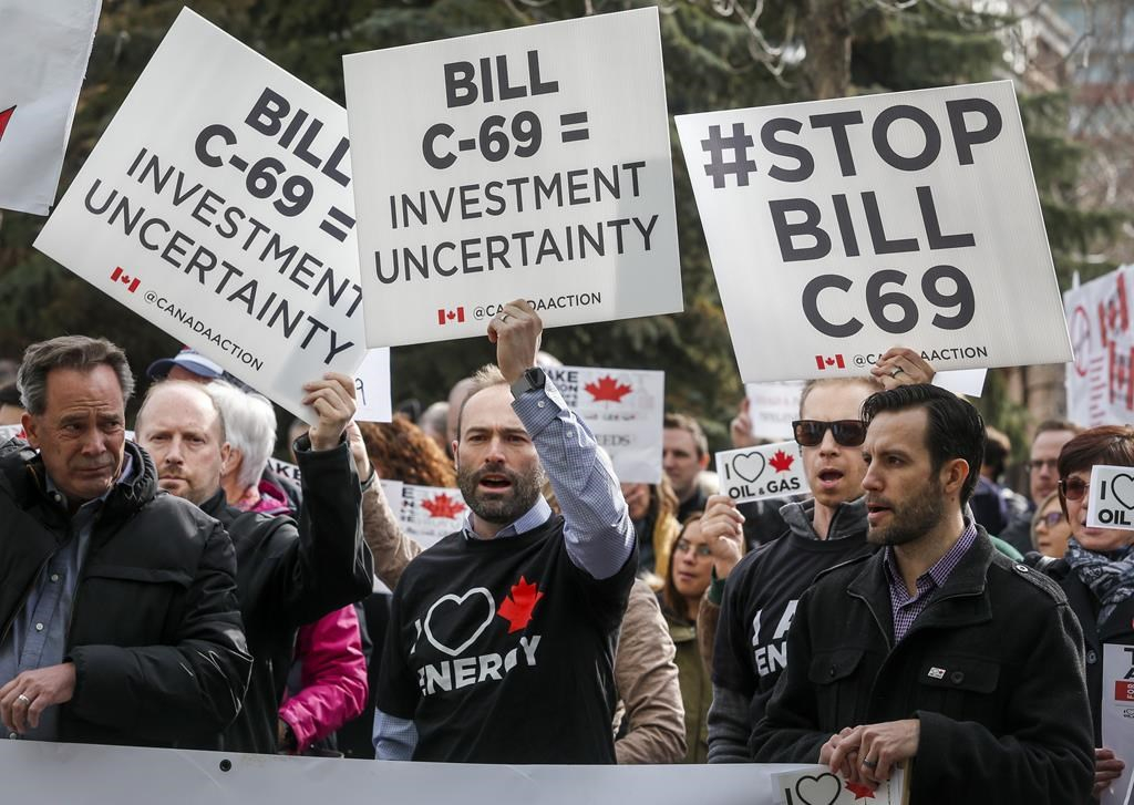 Pro-pipeline supporters, rally, 