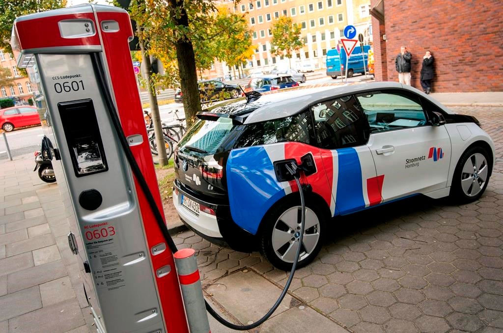 Electric cars will be cheaper than gas models but Canada lags in