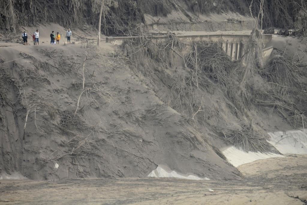 14 Die In Indonesian Volcanic Eruption | Canada'S National.