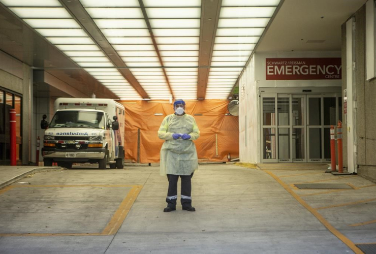 paramedic, ambulance bay, Mount Sinai Hospital, Toronto, 